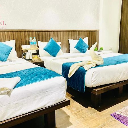 Qotel Hotel Rajouri Garden Above Ritu Marbles, Near Rajouri Garden Metro Station-Couple Friendly نيودلهي المظهر الخارجي الصورة