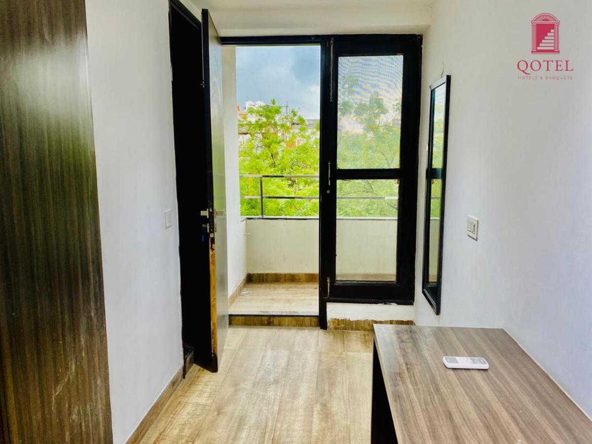 Qotel Hotel Rajouri Garden Above Ritu Marbles, Near Rajouri Garden Metro Station-Couple Friendly نيودلهي المظهر الخارجي الصورة