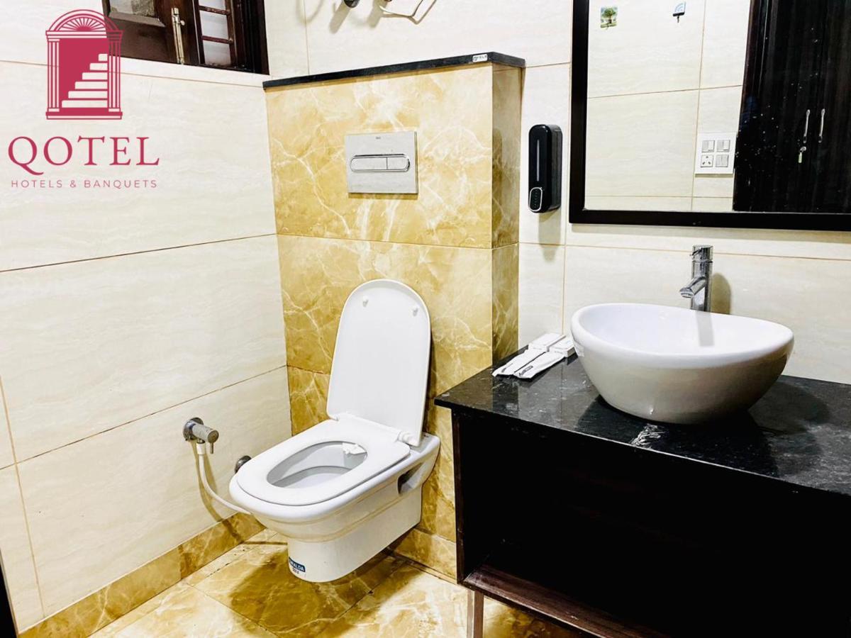 Qotel Hotel Rajouri Garden Above Ritu Marbles, Near Rajouri Garden Metro Station-Couple Friendly نيودلهي المظهر الخارجي الصورة