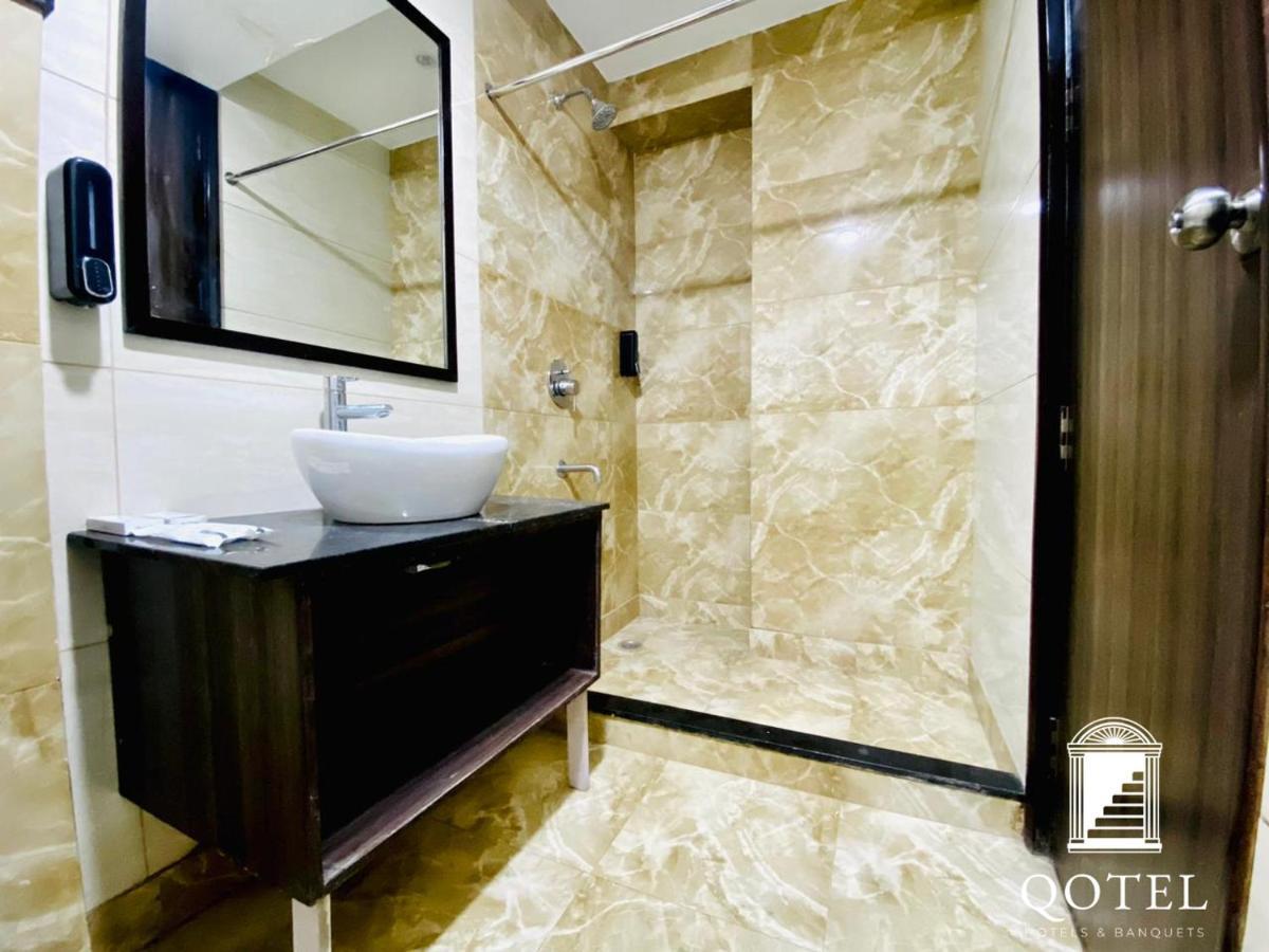 Qotel Hotel Rajouri Garden Above Ritu Marbles, Near Rajouri Garden Metro Station-Couple Friendly نيودلهي المظهر الخارجي الصورة