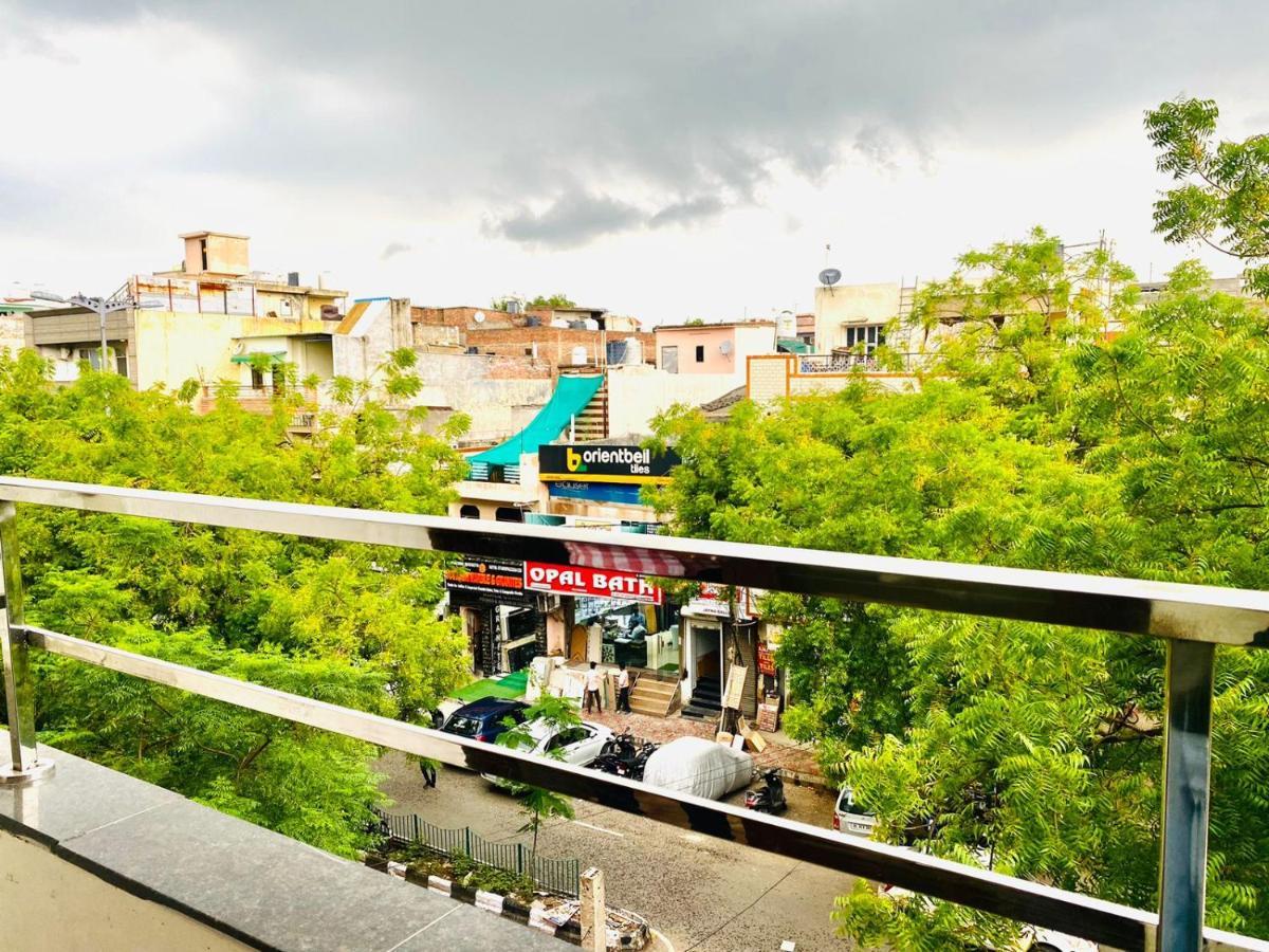 Qotel Hotel Rajouri Garden Above Ritu Marbles, Near Rajouri Garden Metro Station-Couple Friendly نيودلهي المظهر الخارجي الصورة