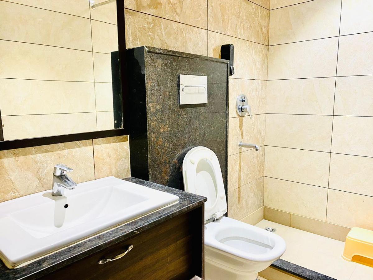 Qotel Hotel Rajouri Garden Above Ritu Marbles, Near Rajouri Garden Metro Station-Couple Friendly نيودلهي المظهر الخارجي الصورة