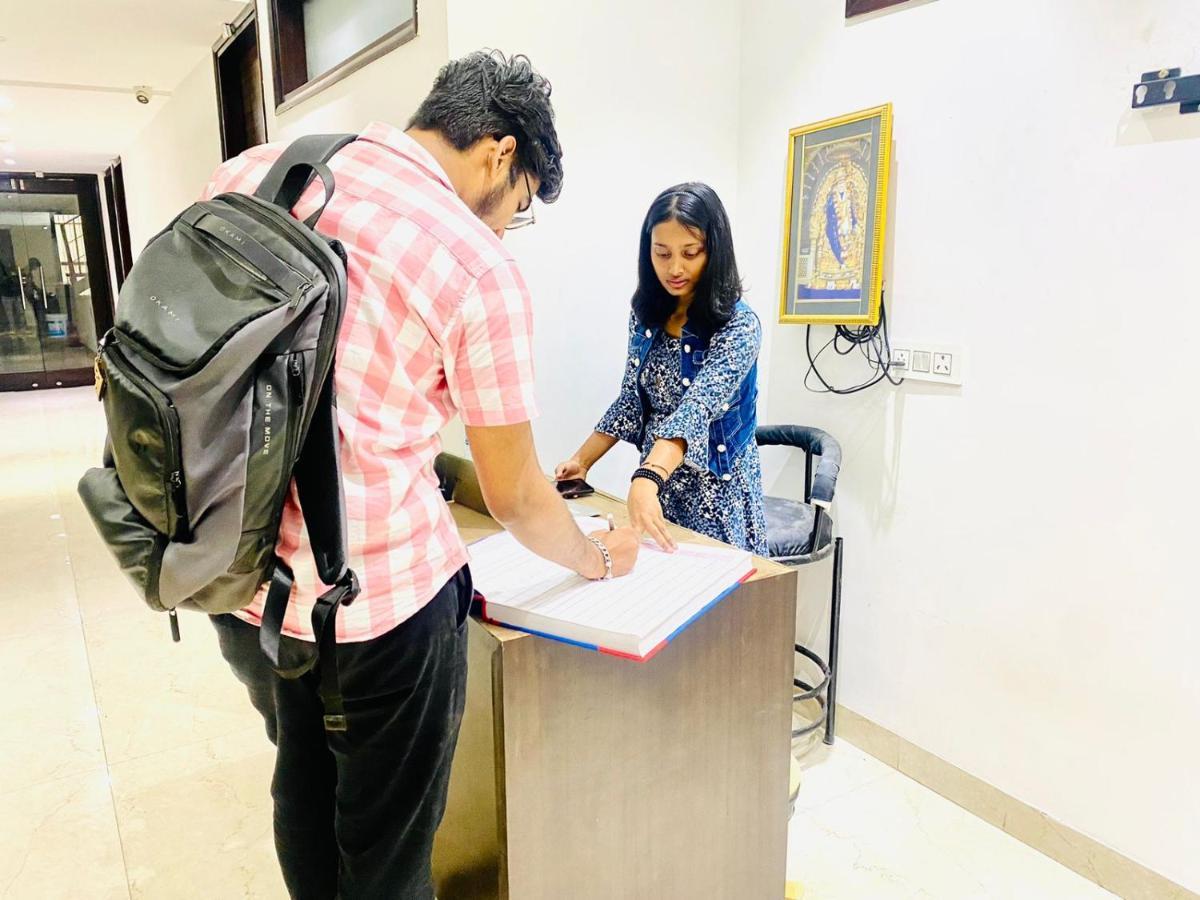 Qotel Hotel Rajouri Garden Above Ritu Marbles, Near Rajouri Garden Metro Station-Couple Friendly نيودلهي المظهر الخارجي الصورة
