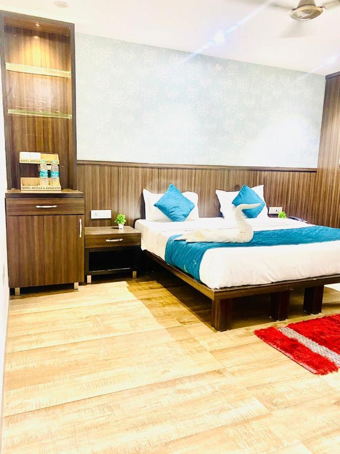 Qotel Hotel Rajouri Garden Above Ritu Marbles, Near Rajouri Garden Metro Station-Couple Friendly نيودلهي المظهر الخارجي الصورة