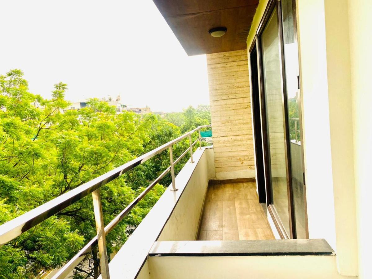 Qotel Hotel Rajouri Garden Above Ritu Marbles, Near Rajouri Garden Metro Station-Couple Friendly نيودلهي المظهر الخارجي الصورة