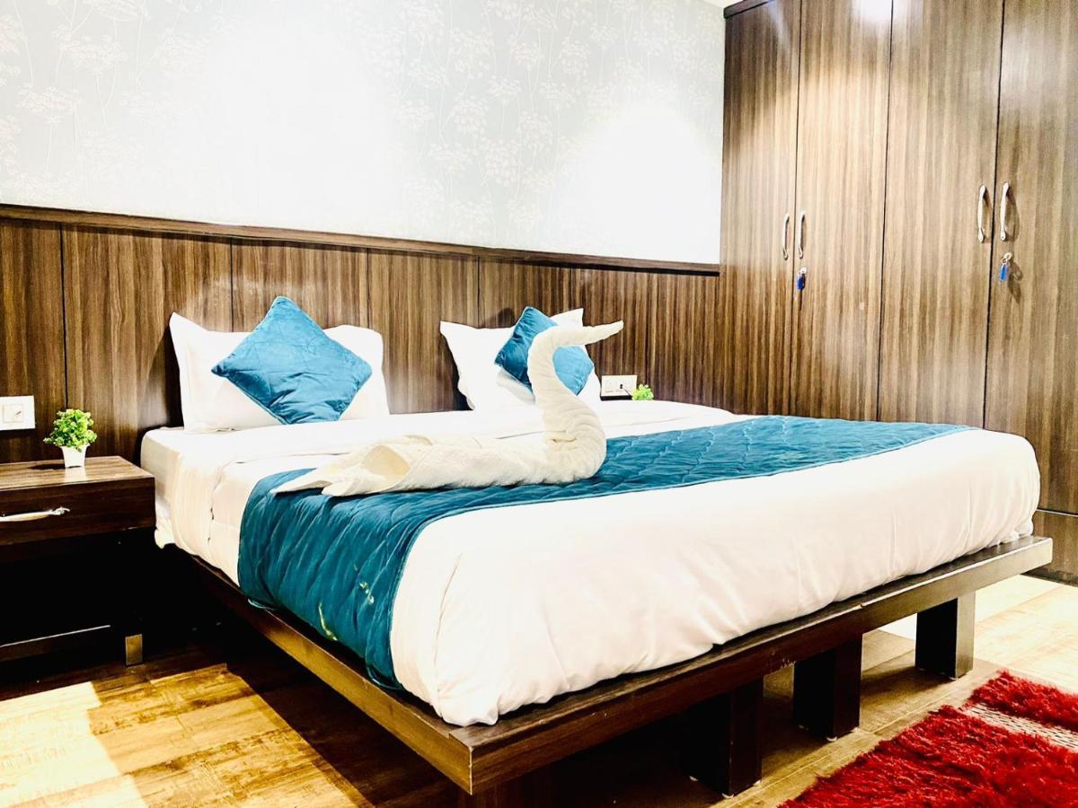 Qotel Hotel Rajouri Garden Above Ritu Marbles, Near Rajouri Garden Metro Station-Couple Friendly نيودلهي المظهر الخارجي الصورة