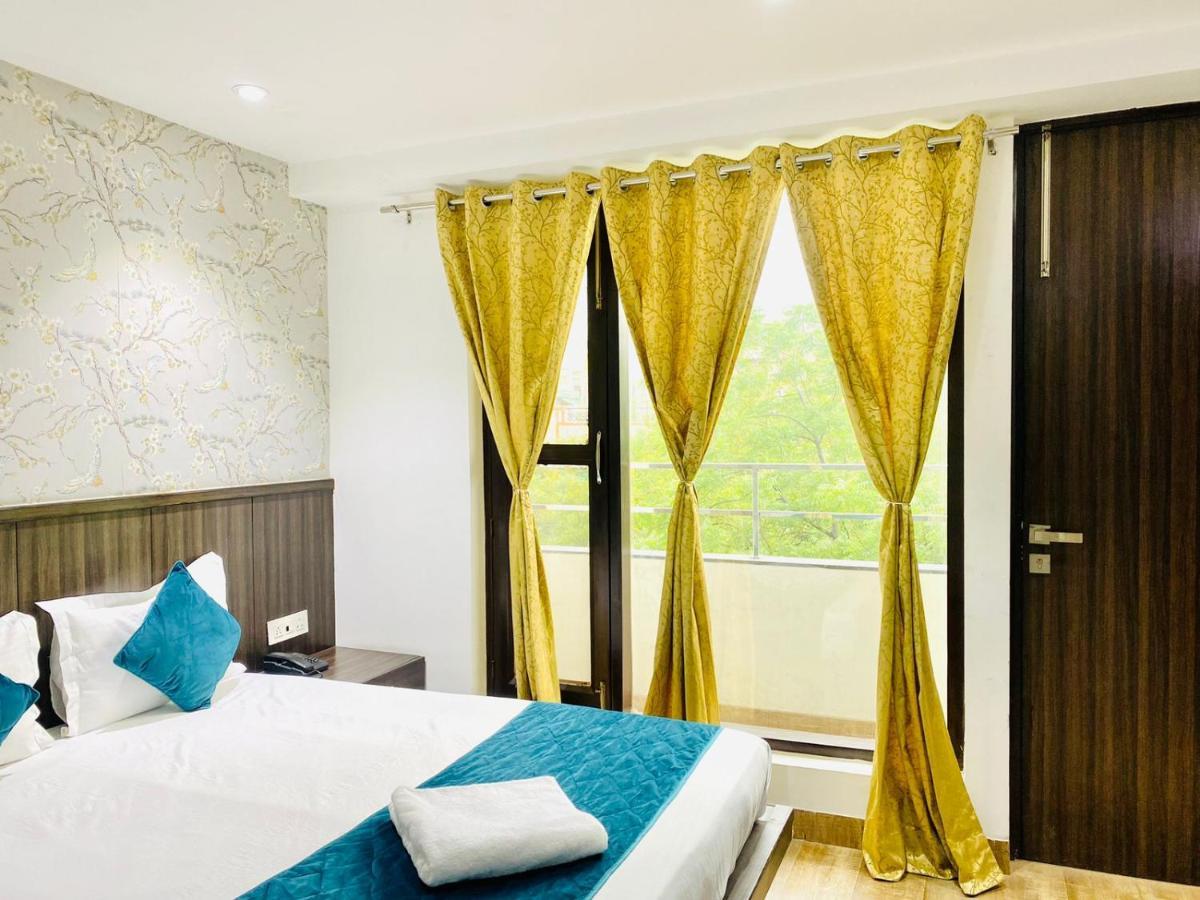 Qotel Hotel Rajouri Garden Above Ritu Marbles, Near Rajouri Garden Metro Station-Couple Friendly نيودلهي المظهر الخارجي الصورة