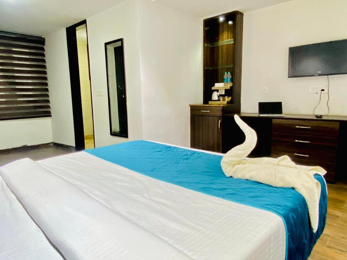 Qotel Hotel Rajouri Garden Above Ritu Marbles, Near Rajouri Garden Metro Station-Couple Friendly نيودلهي المظهر الخارجي الصورة
