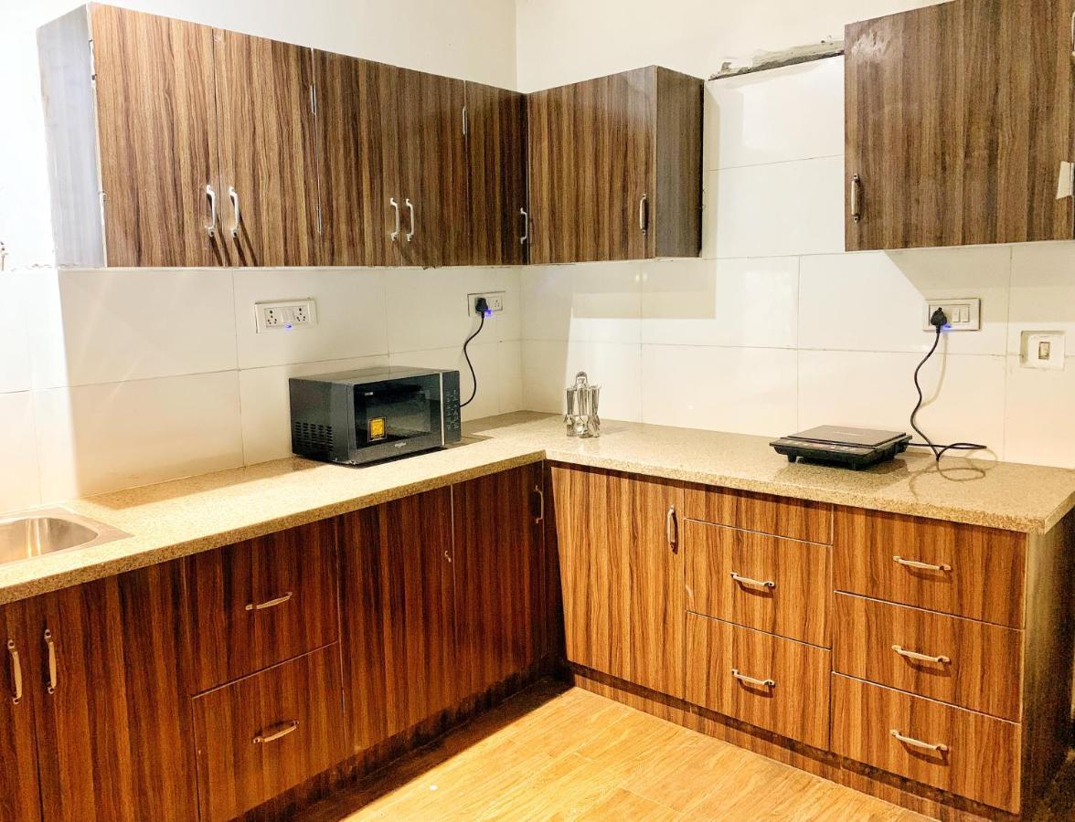 Qotel Hotel Rajouri Garden Above Ritu Marbles, Near Rajouri Garden Metro Station-Couple Friendly نيودلهي المظهر الخارجي الصورة